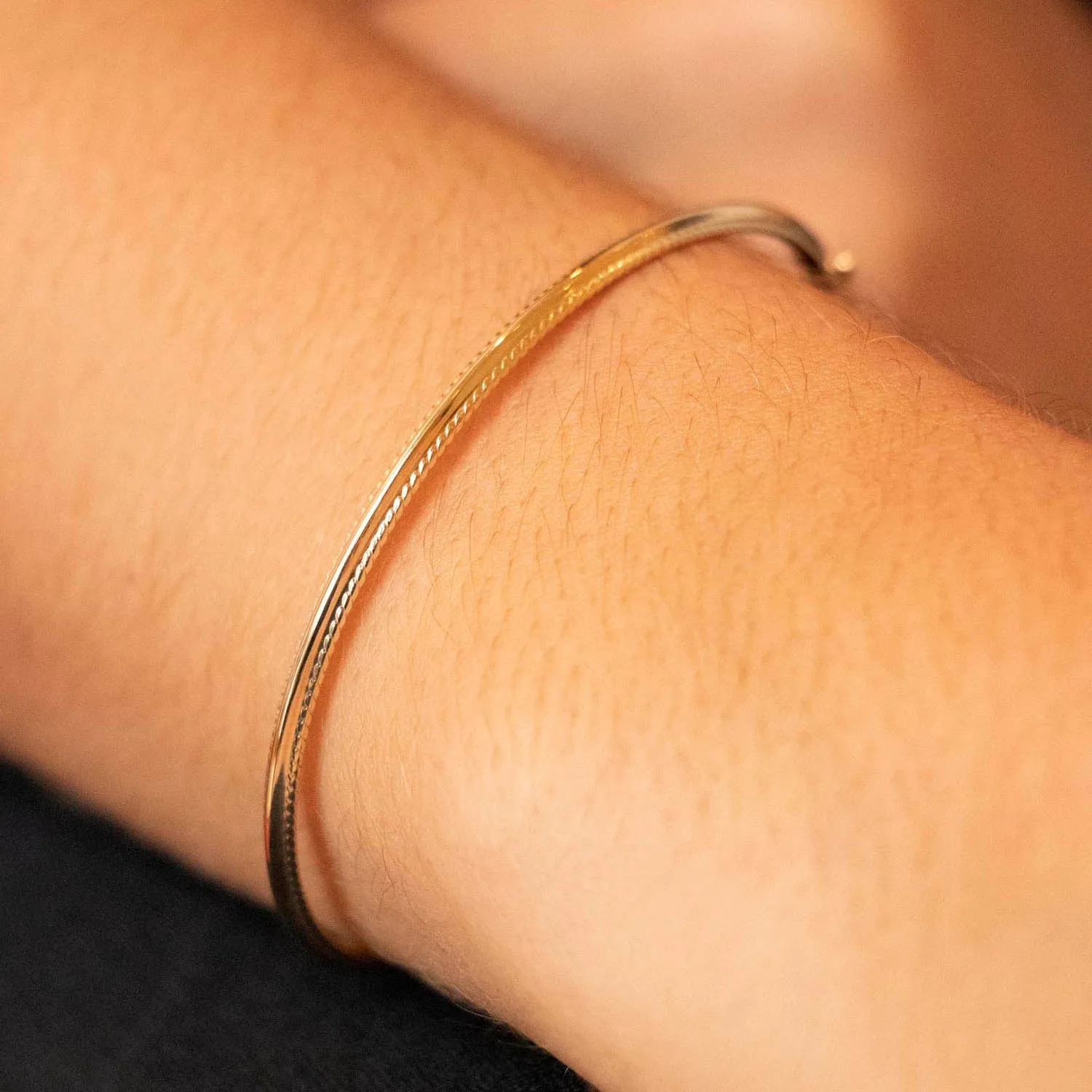 Womens Elegant 9K Yellow Gold Bangle with 6mm Patterned Edge