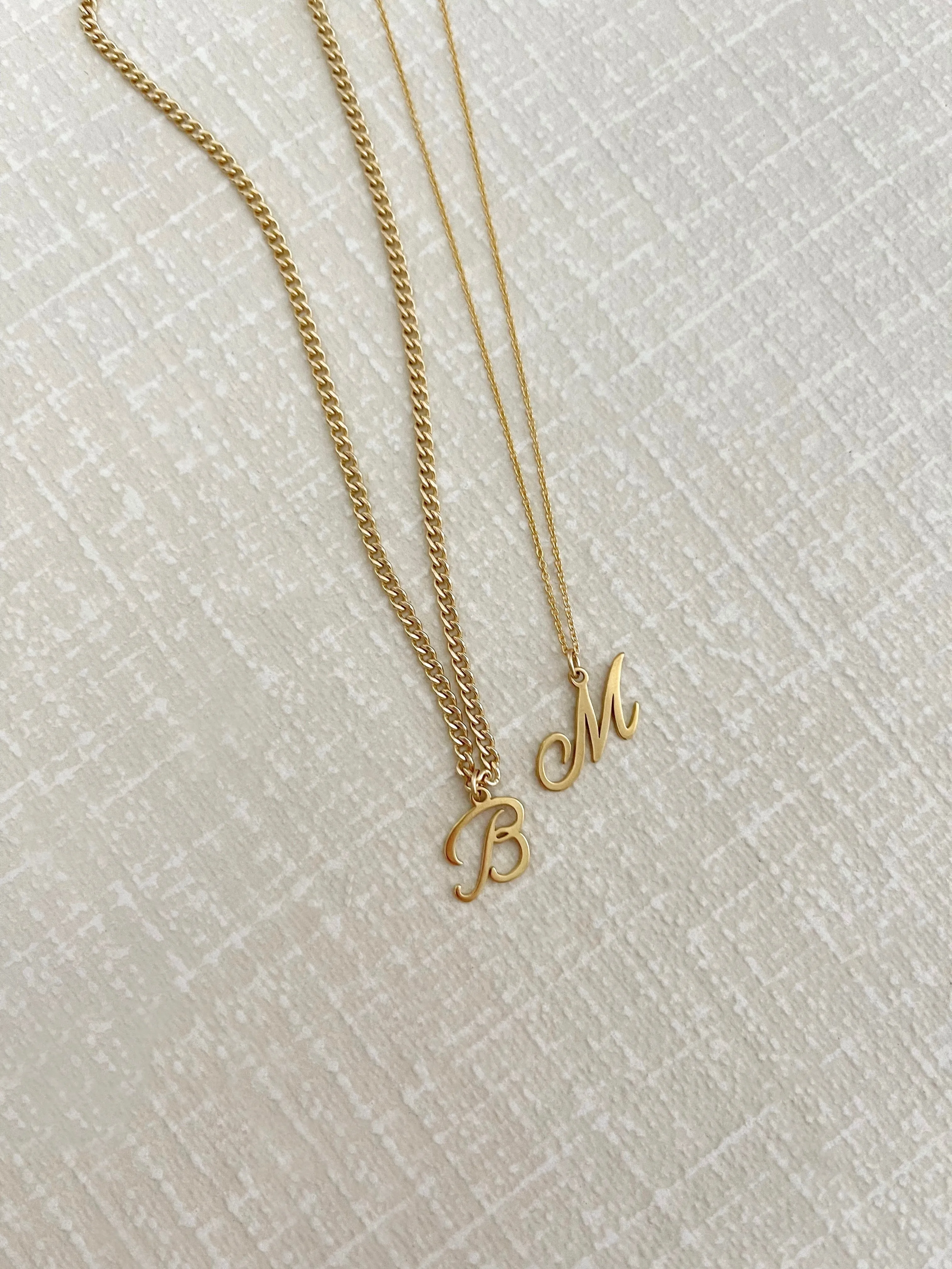 SCRIPT INITIAL NECKLACE